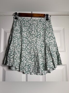 White & Sage Zip Up Green Floral Mini Skirt Ruffle Hem Flowy Boho Cottagecore